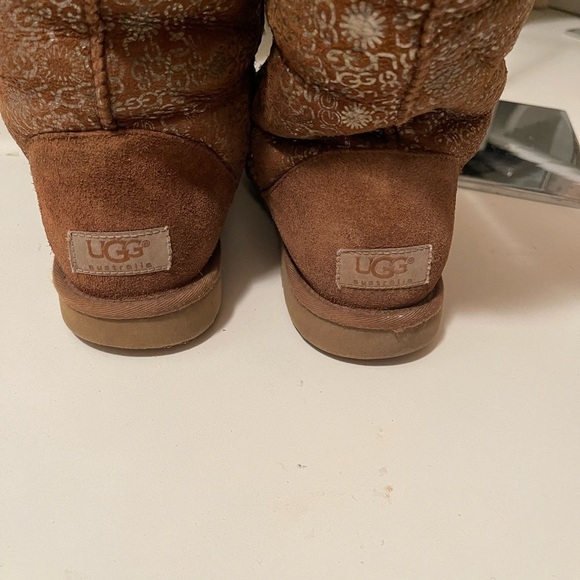 Uggs boots with light gold color logos all around the boots tan and gold - Picture 5 of 14